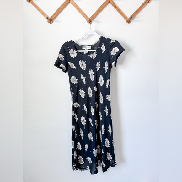 jones & co Dresses & Skirts - Vintage Floral Black and White Dress